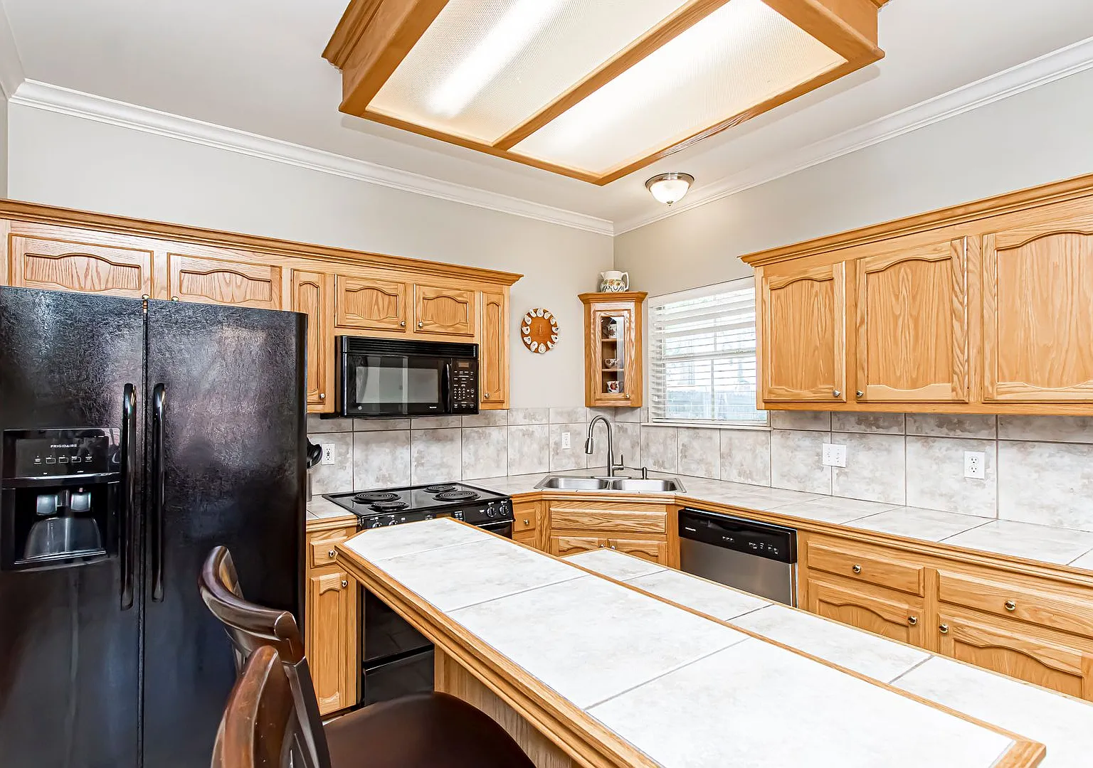 Inviting 3 Bedroom Home Minutes from Bluebonnet — Photo 3