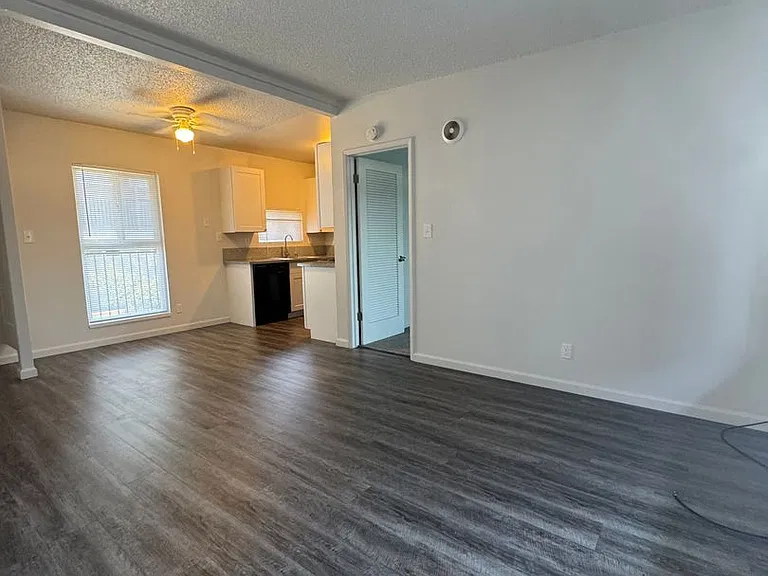 1445 Magnolia Ave — Photo 7