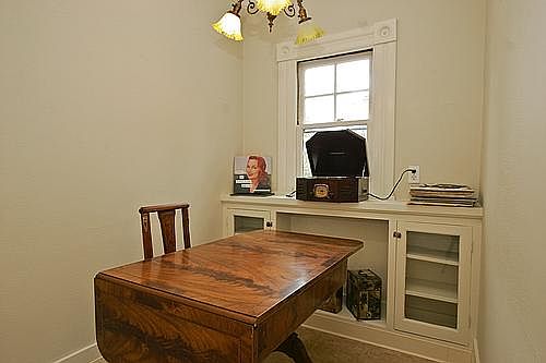 Quaint dining room/office