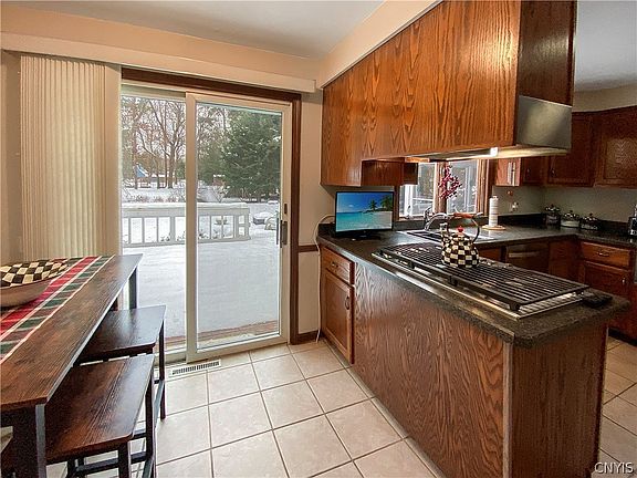 4th image of 606 Oakwood St
