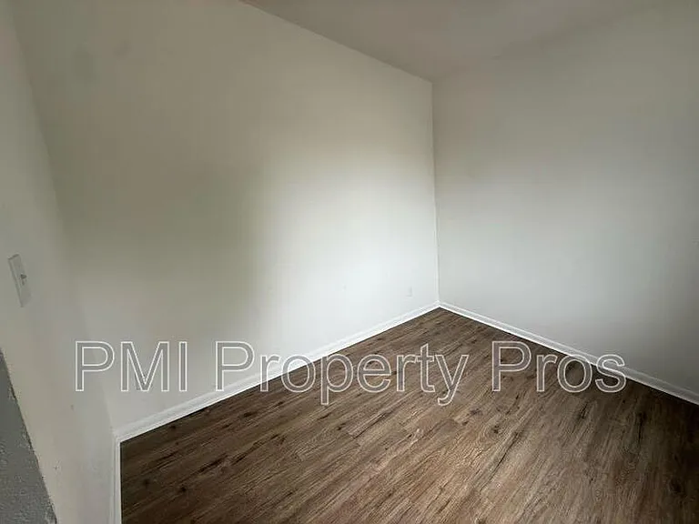 9031A N 95th St — Photo 19