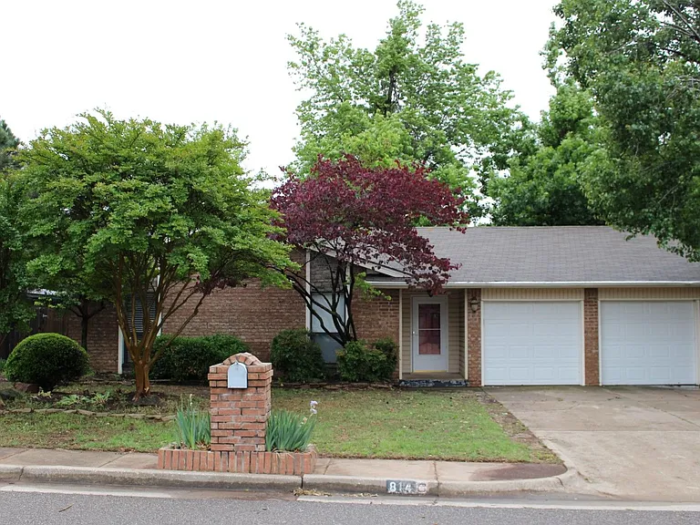 814 Hawthorne Pl — Photo 1