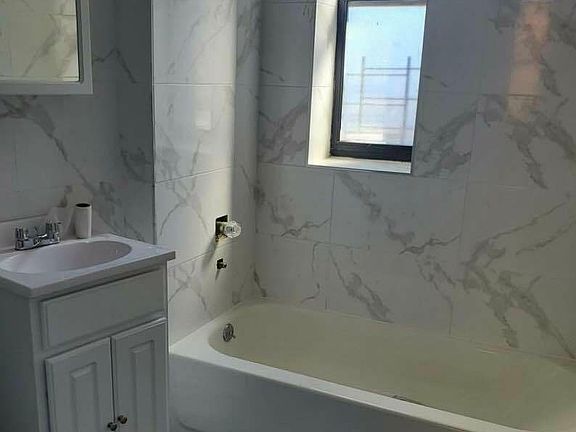 4th image of 3525 Bainbridge Ave APT 1E