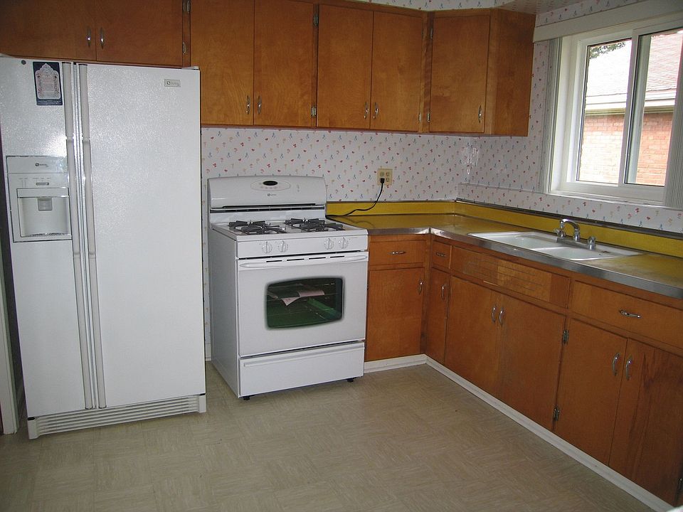 Older kitchen in good condition. New appliances.