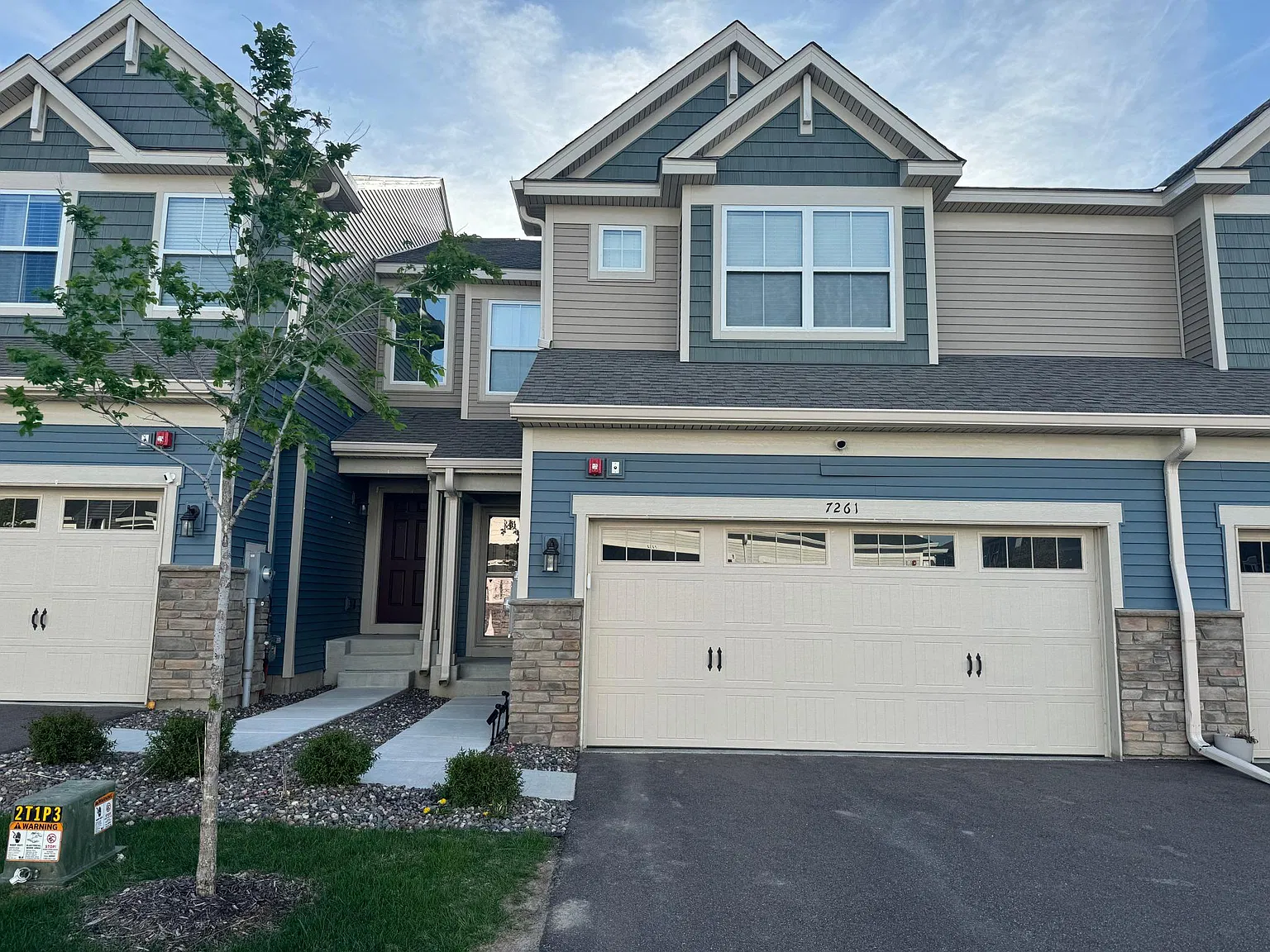 4 bed, 2400 sqft, $2,999 — Photo 2