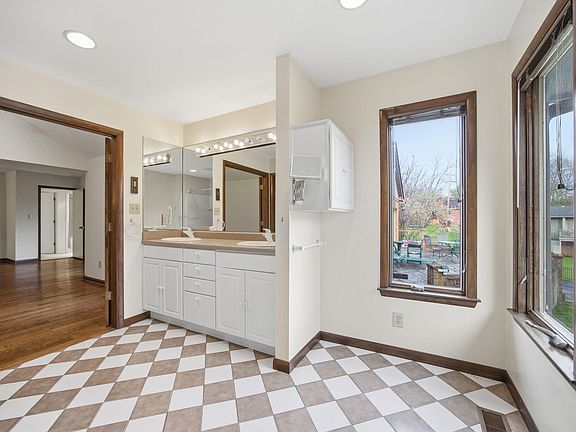 75th image of 2044 Manor Dr