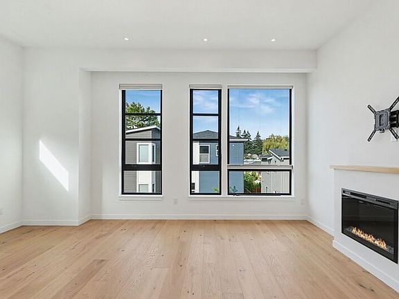 4th image of 2609 31st Ave W APT B