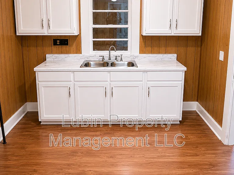 2527 Calvert Ave — Photo 3