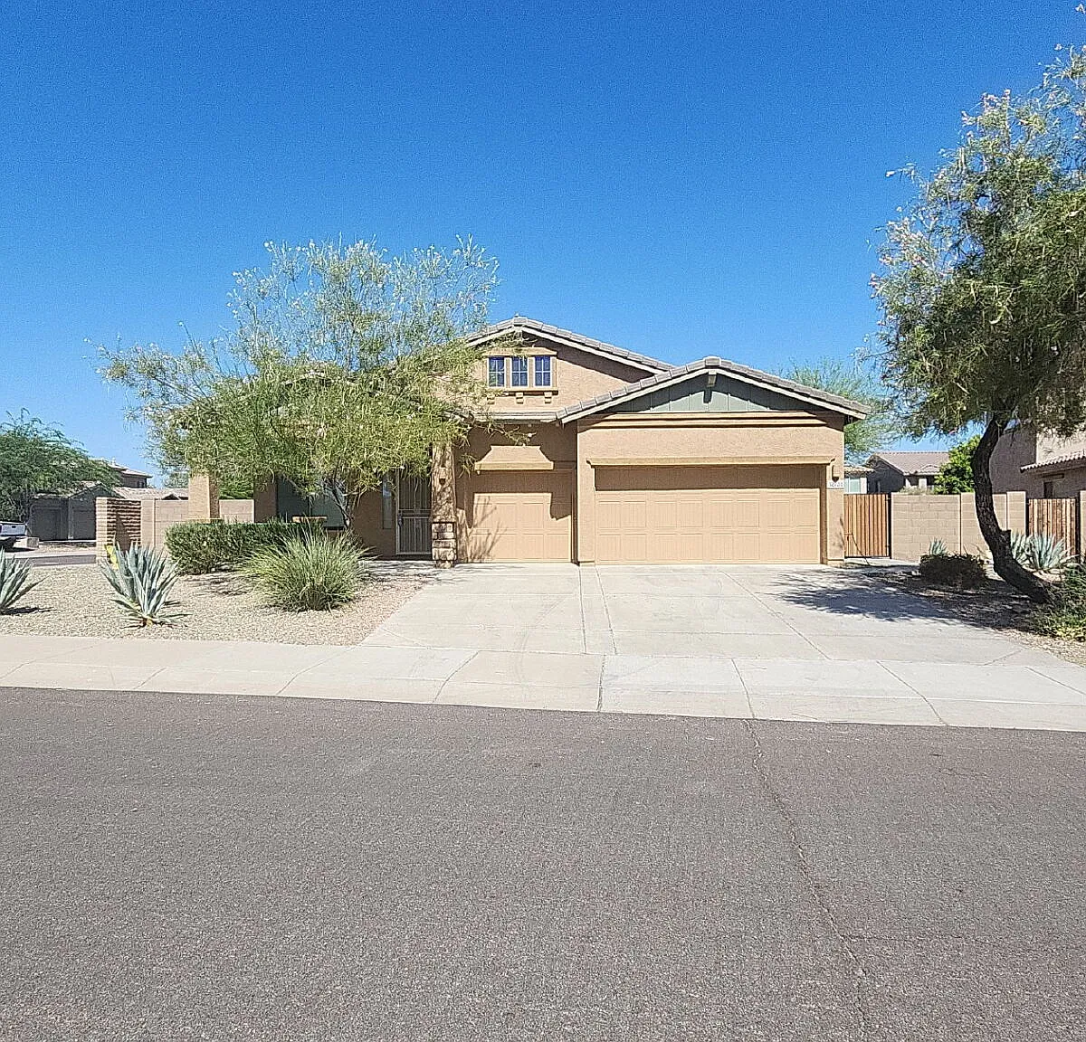 3 bed, 2.0 bath, 2162 sqft, $2,145 — Photo 2