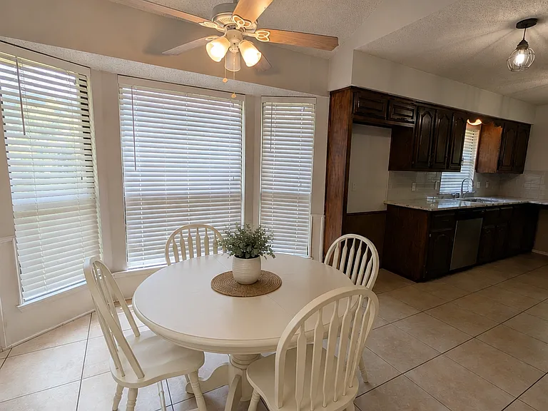 1609 Geneva Ln — Photo 3