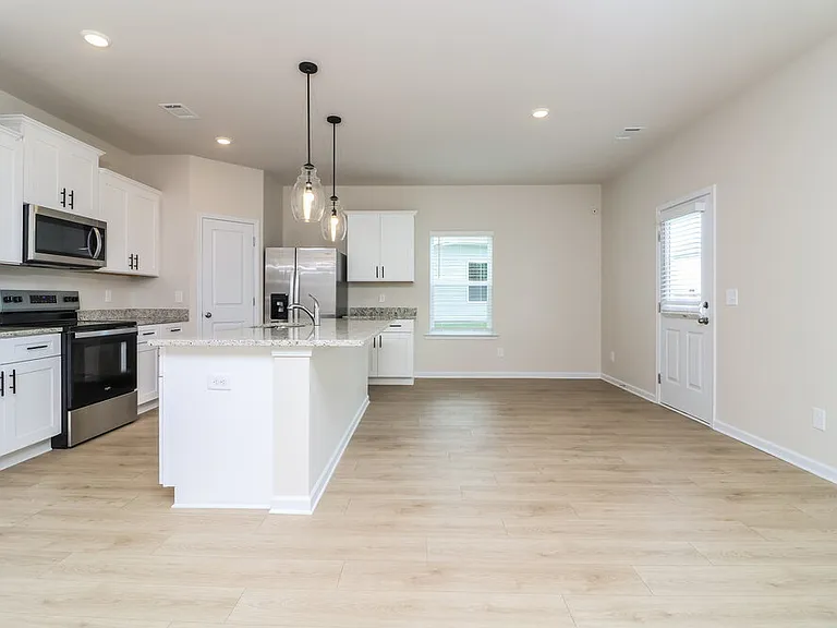 643 Mackenzie Cv — Photo 7