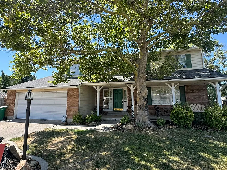 1242 E Eastridge Cir