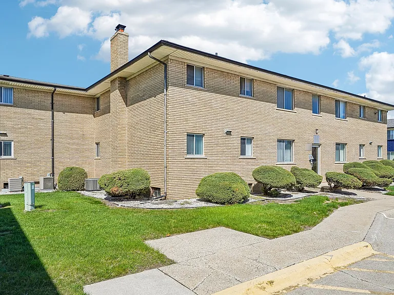 Rivercrest Apartments — Photo 97