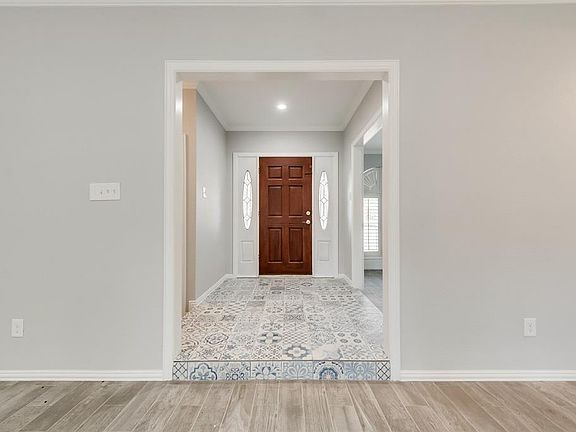 4th image of 2424 Brook Crest Dr