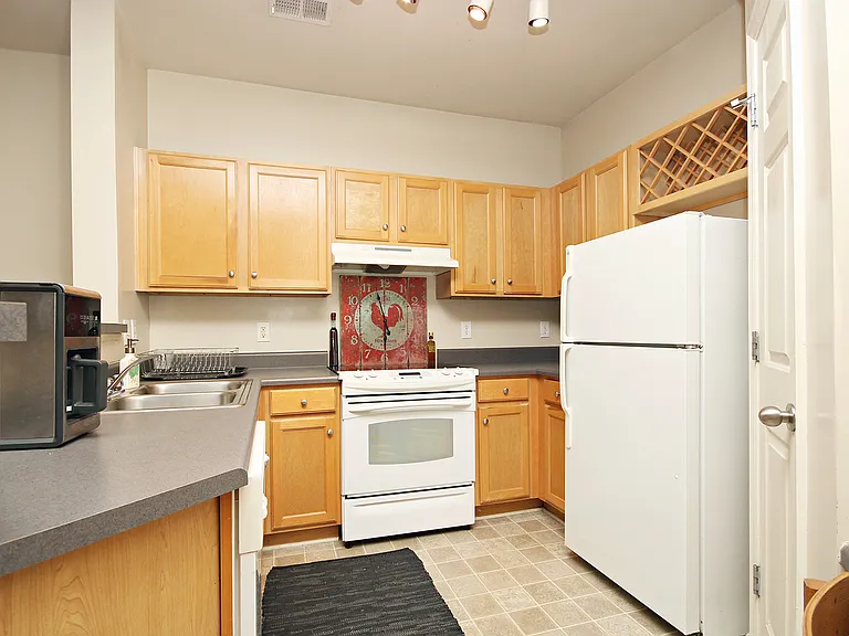 300 Riverbend Dr #4B — Photo 5