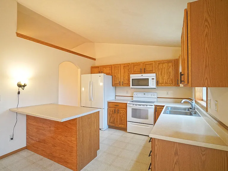 5201 S Baneberry Ave — Photo 6