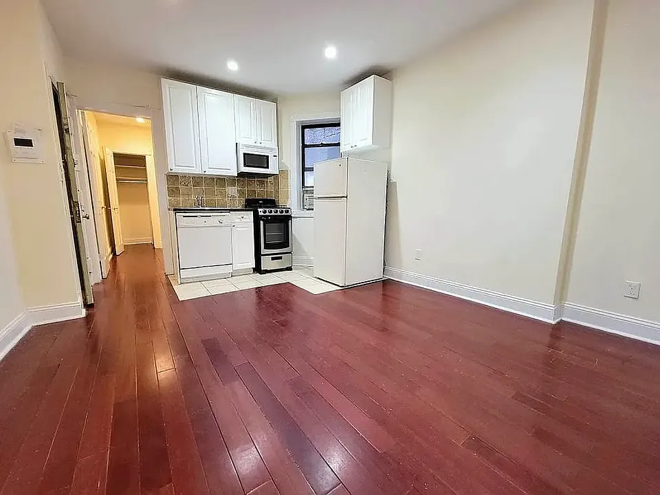 226 E 26th St #4U