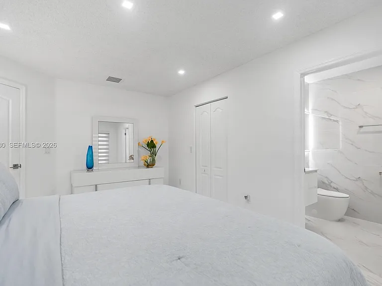 8842 SW 215th Ln — Photo 1