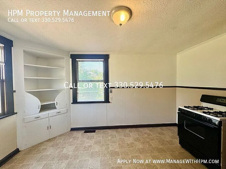 1538 Woodland Ave NW — Photo 4