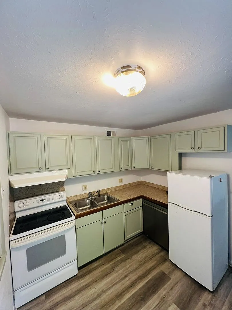 Charming 2-Bedroom Home Near Downtown Iowa City — Photo 3