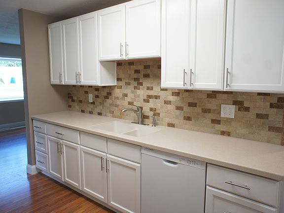 4th image of 39 Whitehall Dr