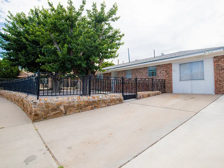 1633 Stull Dr — Photo 1