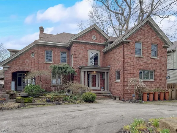 2237 Chestnut Hills Dr, Cleveland, OH 44106