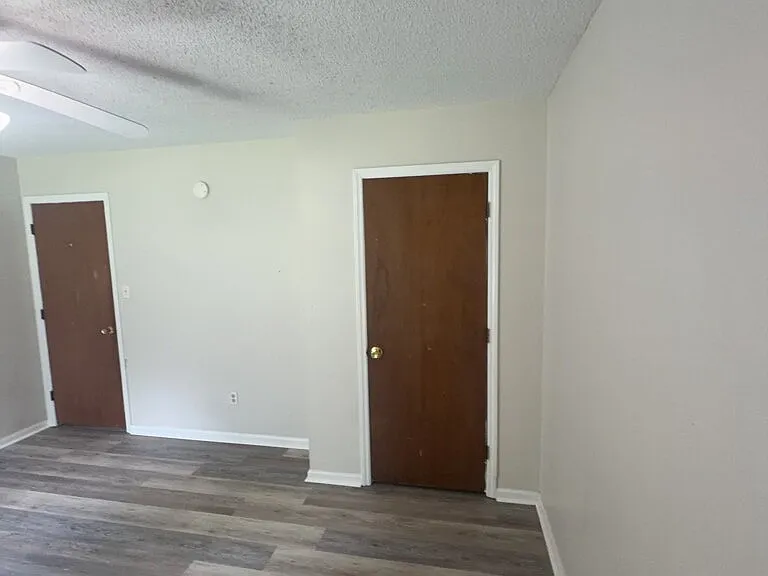 902 Laurel Ln — Photo 13