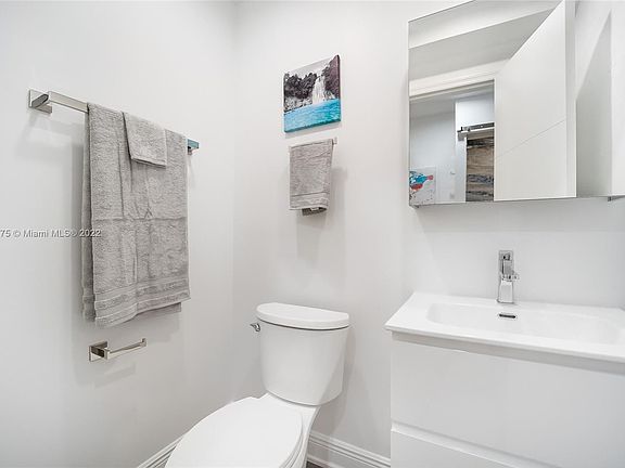 4th image of 1351 Euclid Ave APT 2