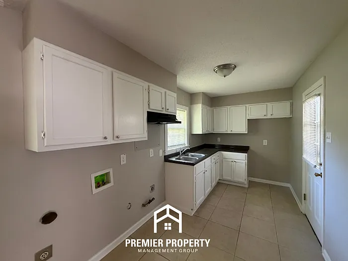 1629 Raymore Rd — Photo 6