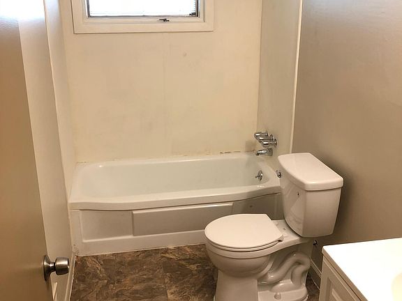 5th image of 130 Parkdale Ave