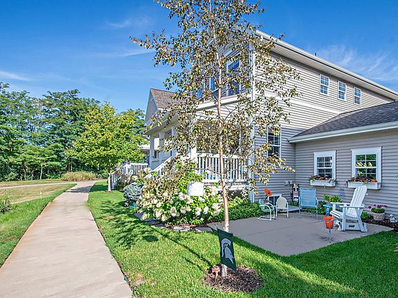 3rd image of 680 Beachwood Path