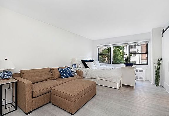 3rd image of 205 E 77th St APT 3H