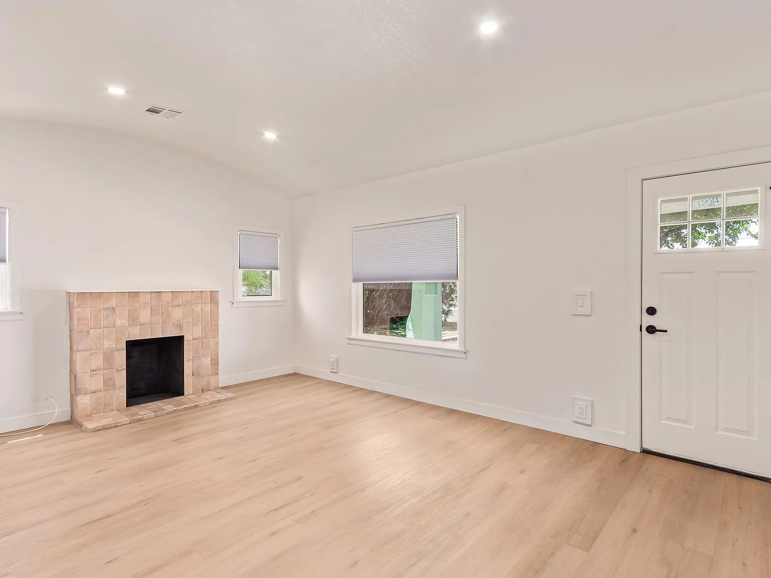 2 bed, 940 sqft, $2,350 — Photo 3