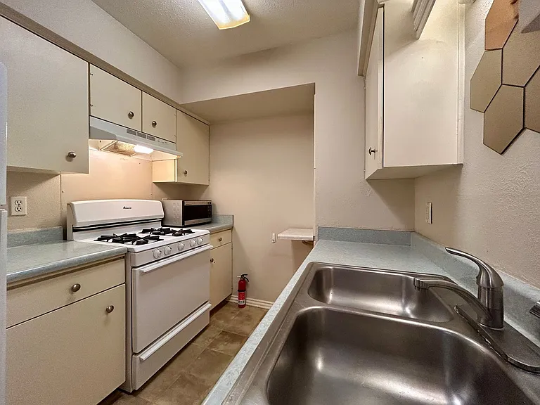 505 W 7th St #207 — Photo 7