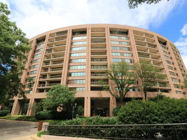 1805 Crystal Dr APT 204S, Arlington, VA 22202