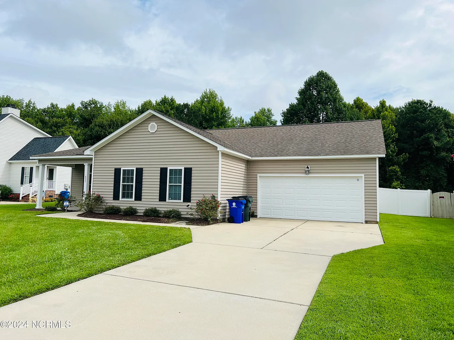 3 bed, 2.0 bath, 1700 sqft, $2,200 — Photo 2