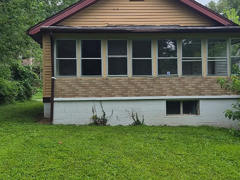 2140 Rose Bud Ave — Photo 2