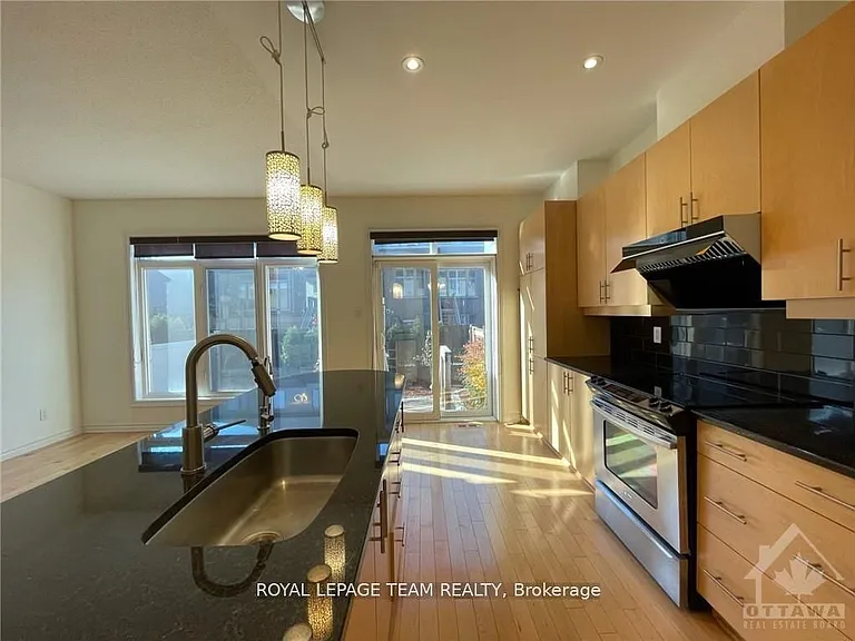 1189 Tischart Cres — Photo 13
