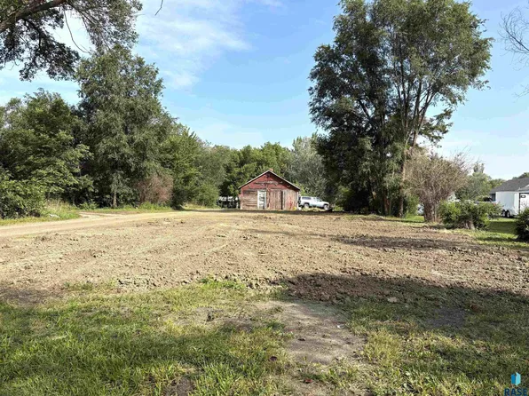 527 W 4th St, Miller, SD 57362