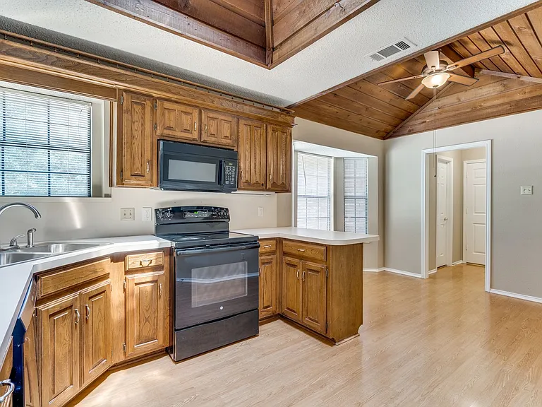 1001 Jorgenson Rd — Photo 11