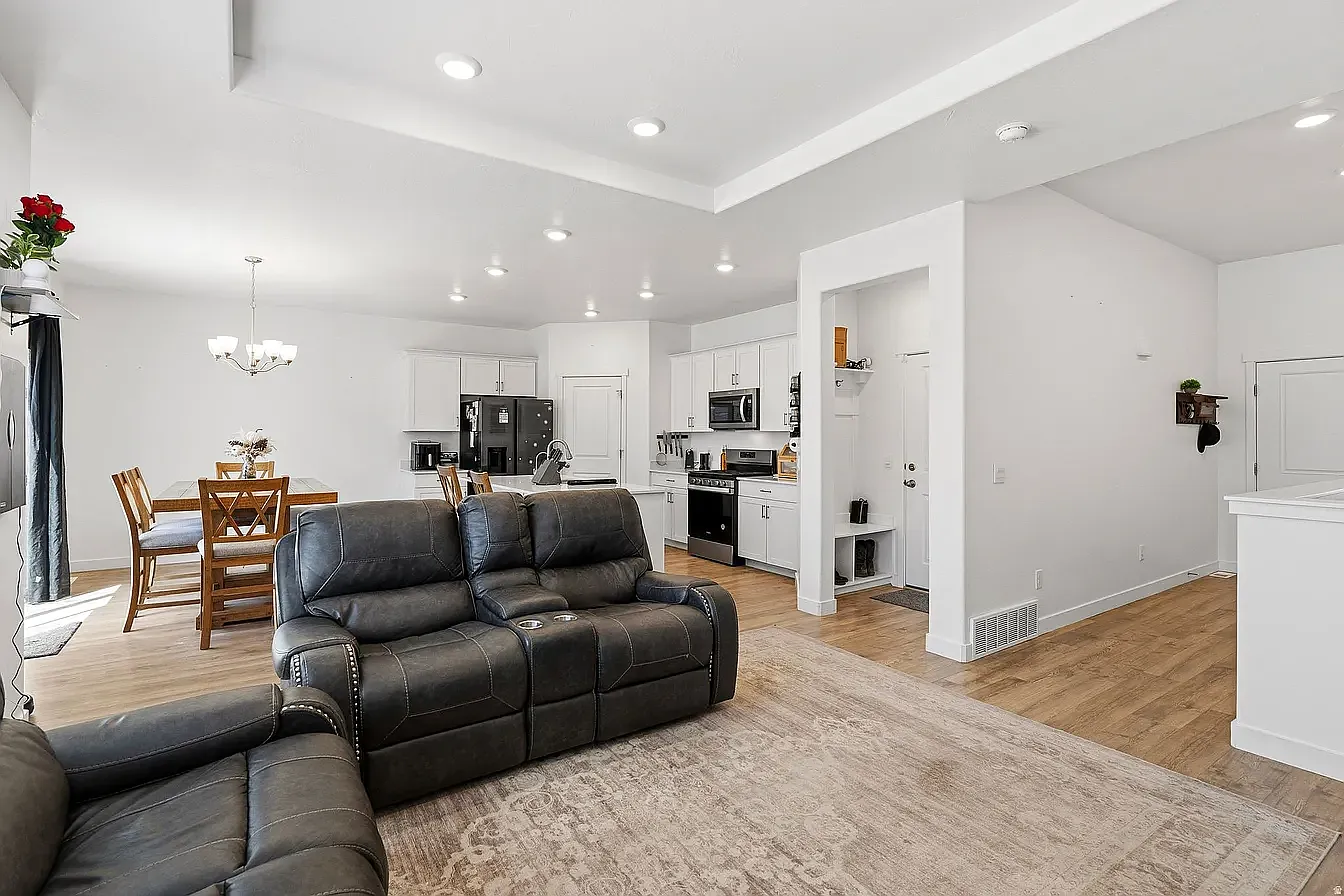 4 bed, 3098 sqft, $2,700 — Photo 3