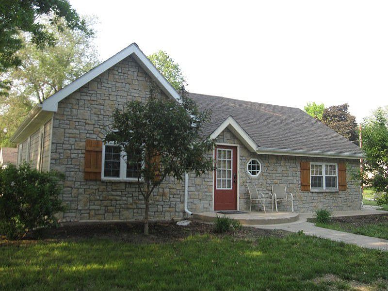 1st image of 208 S 6th St