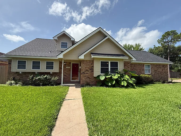 1502 Parkside Dr — Photo 1