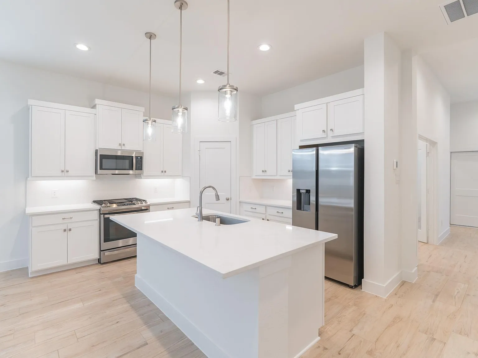 3 bed, 2.0 bath, 1697 sqft, $2,450 — Photo 4