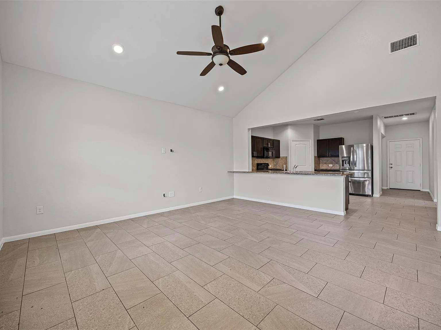 4 bed, 2.5 bath, 2327 sqft, $2,250 — Photo 2