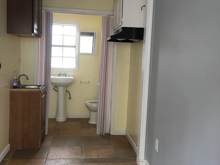 443-445 W Florence Ave — Photo 14