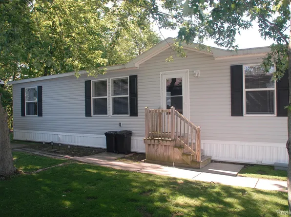 1101 Forest Ln, Columbus, MI 48063