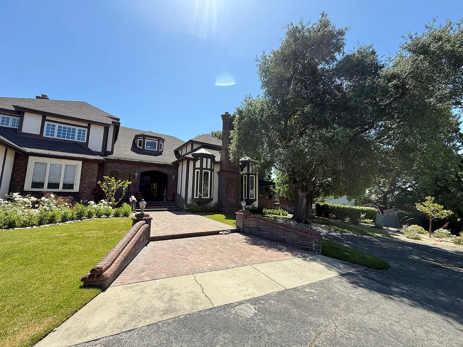 8 bed, 6.5 bath, 8900 sqft, $1,300 — Photo 4