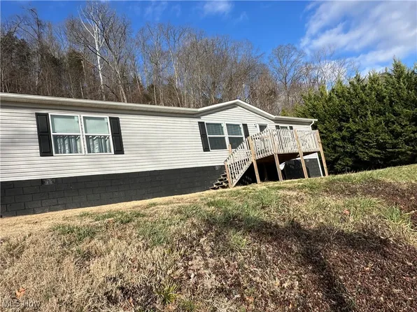 1119 Strawberry Rd, Saint Albans, WV 25177